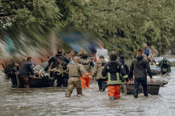 Медики та військові допомагають цивільним, яких росіяни обстріляли під час евакуації на правий берег Дніпра