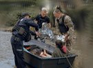 Медики и военные помогают гражданским, которых россияне обстреляли во время эвакуации на правый берег Днепра