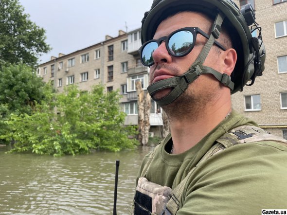 Иван профессионально занимается парусным спортом. Приехал из Вышгорода помогать спасателям эвакуировать людей на своей лодке