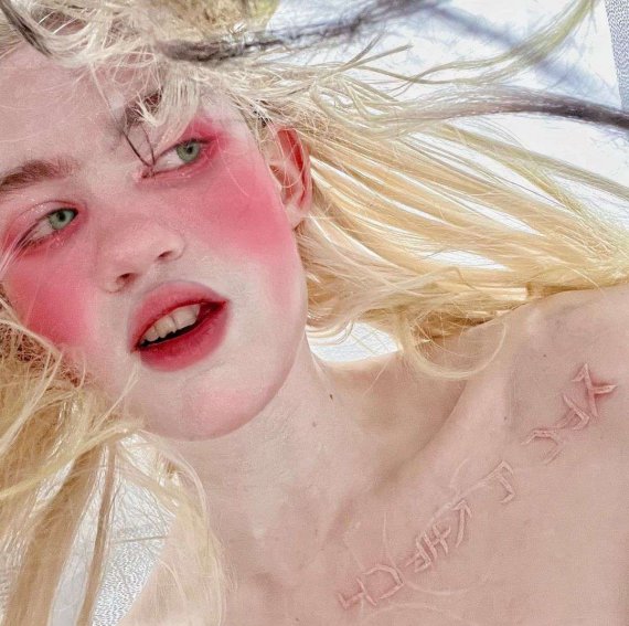 Канадская певица Grimes сделала шрамы на груди