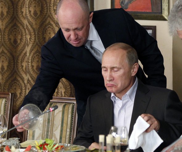 Пригожин обслуживает Путина в своем ресторане в Москве, 11 ноября 2011 года
