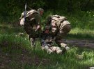 Інструктор змушує бійців практикуватися щодня, але вигадує різні сценарії, щоб наблизити навчання до реальних бойових дій