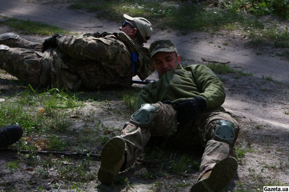 Бійці вчаться накладати турнікет, застосовувати декомпресійну голку, робити масаж серця