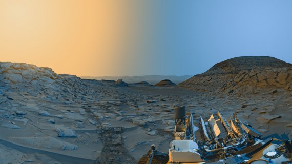 Марсоход американского космического агентства NASA Curiosity сделал фотографию утра и дня на Марсе
