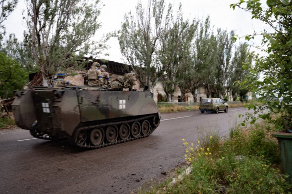 Американський M113 їдуть на передову з Оріхова, що знаходиться на передовій 16 місяців. Місто служить базою для головного напряму українського наступу на південному фронті 