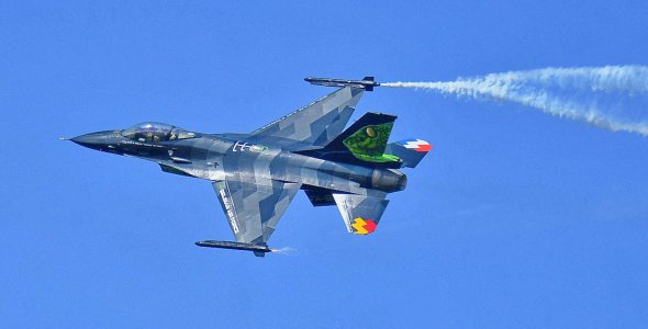 F-16 во время авиашоу во Франции, 30 мая 2023 года 