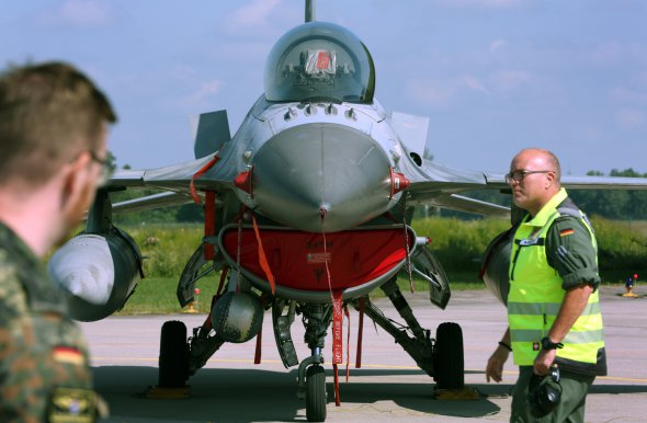 Истребитель F-16 ВВС США взлетает с авиабазы в Германии во время учений Air Defender 2023, 14 июня 2023 года. 25 стран принимают участие в учениях под руководством Германии до 23 июня. По данным Бундесвера, в них принимают участие около 10 тыс. солдат и 250 самолетов 