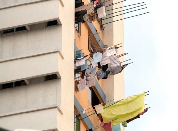 В Сингапуре местные жители сушат белье на бамбуковых палках