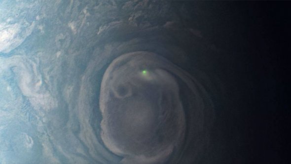 Блискавка в хмарах поблизу північного полюса Юпітера
