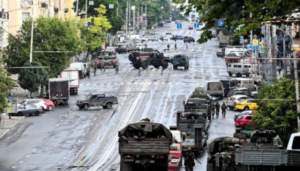 Ватажок ПВК «Вагнер» Євген Пригожин 23 червня оголосив демарш проти російського військового керівництва, зокрема проти міністра оборони РФ Сергія Шойгу.  За його словами, Шойгу прилітав у Ростов-на-Дону, де особисто провів операцію зі знищення «вагнерівців».