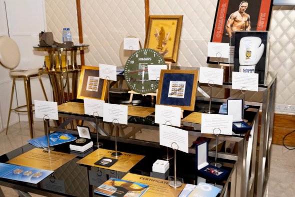 Участники аукциона соревновались за патриотические лоты, среди которых были флаги Украины и почтовые марки с автографами Залужного, Буданова и Резникова