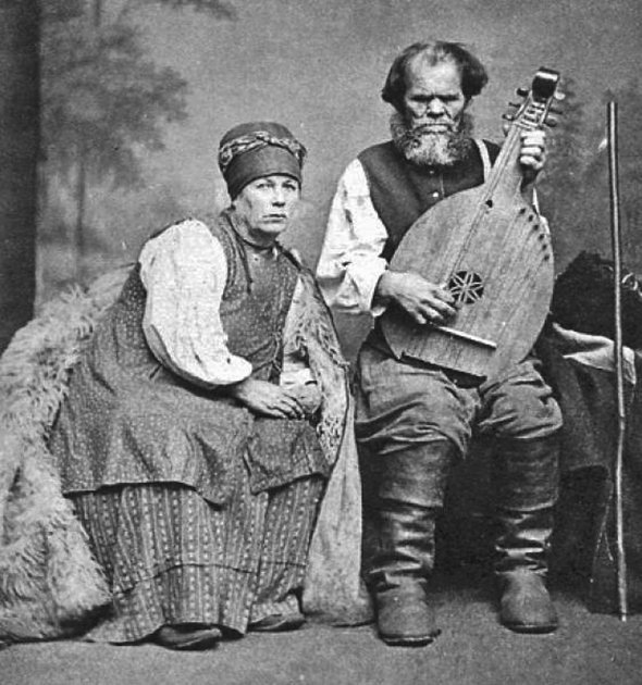 Кобзар Остап Вересай із дружиною Пріською позують для фото в Києві 1873 року. Співець тоді дав концерт на засіданні Південно-Західного відділу Російського географічного товариства. Виконав шість дум