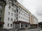У травні 2022 року у розстріляній росіянами будівлі у першу чергу замінили вікна