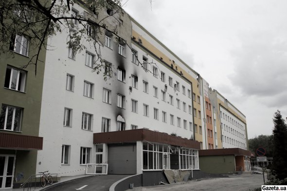 В мае 2022 года в расстрелянном россиянами здании в первую очередь заменили окна