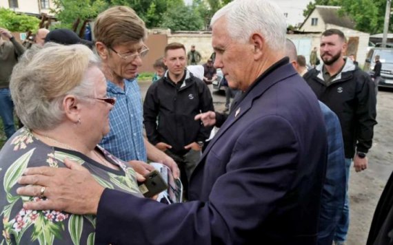 Пенс поспілкувався з українцями в Ірпені
