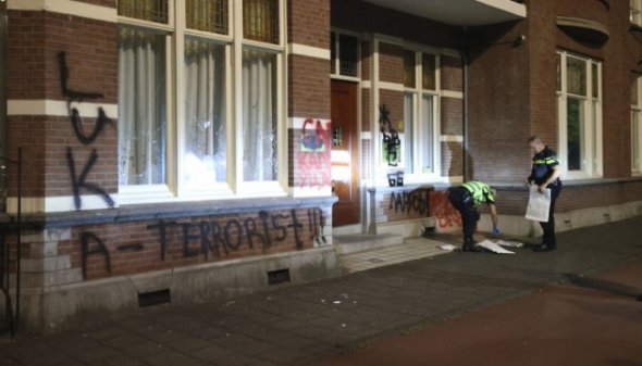 У білоруському посольстві побили вікна і розмалювали графіті