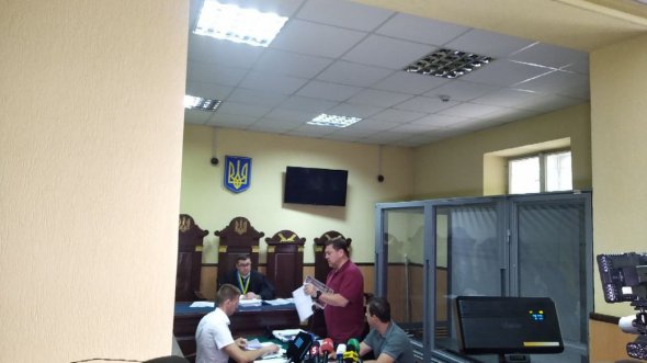 Нардеп Сергій Алєксєєв (праворуч) у Личаківському районному суді Львова, 3 липня