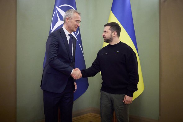 Генсек Єнс Столтенберг і президент Володимир Зеленський. Президент України заявив, що не бачить сенсу їхати на саміт у Вільнюс, якщо Україна не отримає там запрошення на вступ в Альянс 