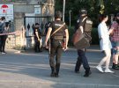 Суд оцепили правоохранители