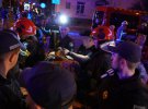 ГСЧС и полиция выносят раненых из разбитого врагом жилого дома