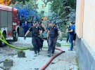 ГСЧС и полиция выносят раненых из разбитого врагом жилого дома