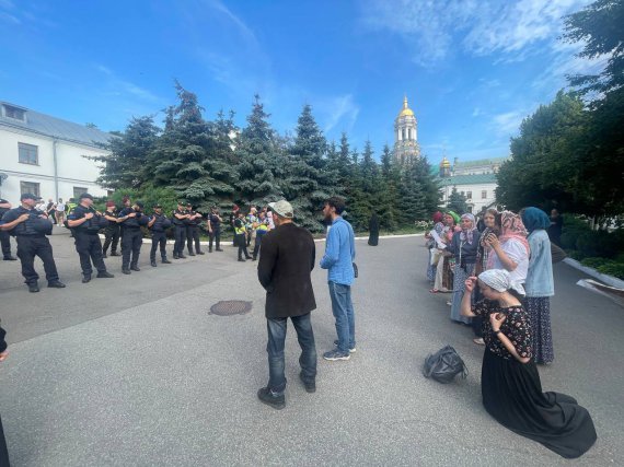Правоохоронці опечатують корпуси на території Києво-Печерської Лаври