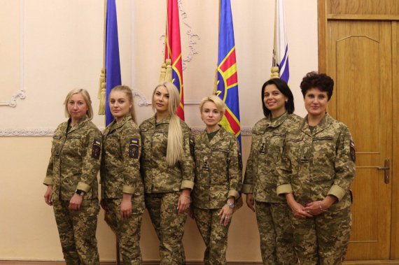 У Міноборони презентували оновлену літню польову жіночу форму