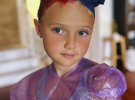 Слава Каминская покрасила волосы семилетней дочери в сине-красные цвета