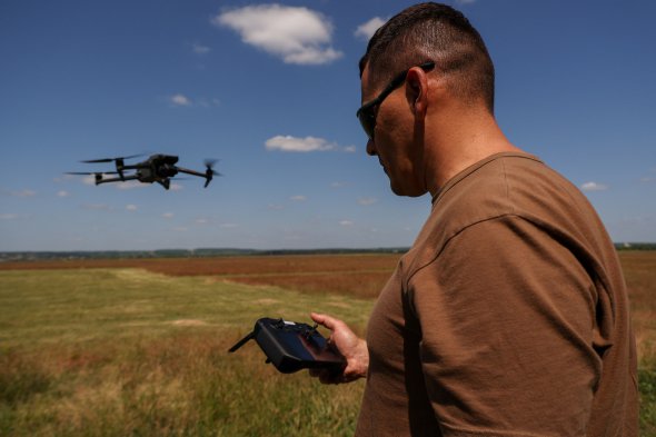 Інструктор керує дроном DJI під час тренування Сил оборони України у Харкові, 13 червня