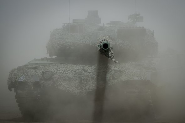 Танк Leopard-2 під час навчань НАТО Griffin Storm. Німецький оборонний підрядник Rheinmetall поставить Україні 14 танків Leopard-2 у 2024 році. Домовленості досягли з представниками уряду Німеччини та двох замовників - Нідерландів та Данії