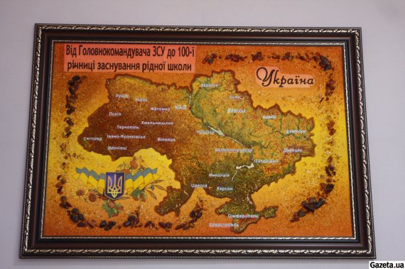 К юбилею со дна основания родной школы Валерий Залужный подарил картину из янтаря