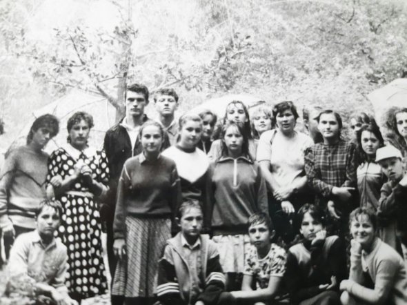 Однокласники часто ходили разом на пікніки. Залужний позаду ліворуч