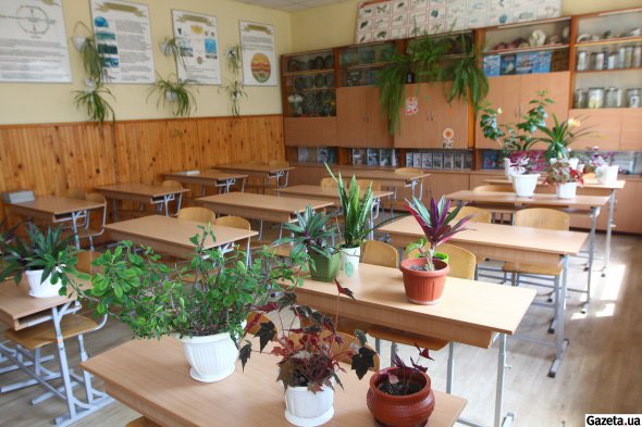 Валерій Залужний сидів на четвертій парті в третьому від учителя ряду