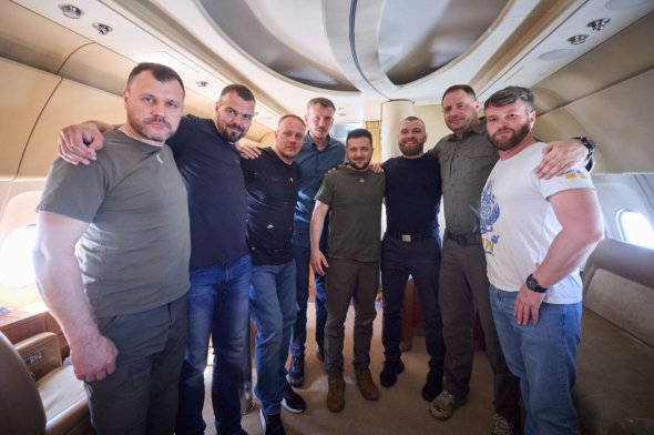 Украина вернула из Турции украинских командиров из Азовстали, находившихся там после российского плена