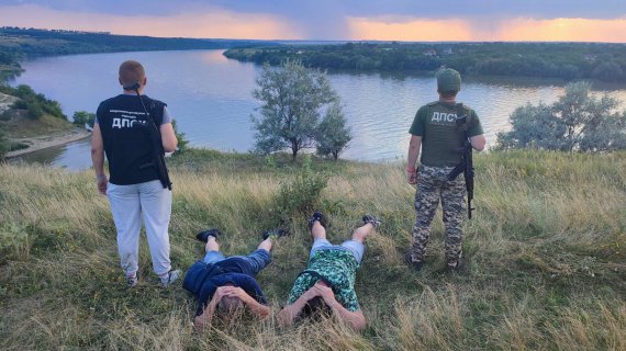 В Черновицкой области пограничники задержали двух мужчин, которые планировали переплыть реку Днестр на надувном матрасе