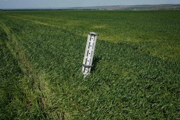 Частина касетної бомби у полі біля Лисичанська, 10 травня