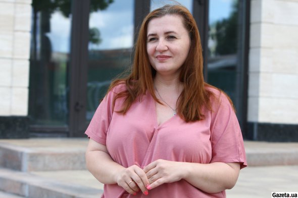 Тетяна Комлик народилася на Полтавщині. Закінчила Гадяцьке училище культури за фахом ”режисер видовищно-театралізованих заходів”. Потім – філологічний факультет Полтавського педуніверситету. Працювала репетитором, ді-джеєм у нічному клубі, режисером на кіностудії при будинку культури в Миргороді на Полтавщині. Згодом пішла працювати на місцеву телестудію.  Переїхала до столиці, де стала головним редактором спеціалізованого будівельного видавництва “МедіаПрайсЦентр”.  Писала про будівництво, металургію, бізнес. Стала видавати дитячі книжки. 2019-го долучилася до партії "Демократична сокира".