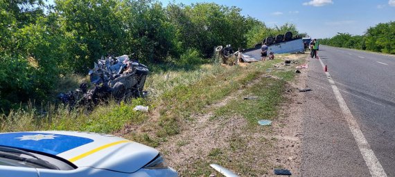 Між селами Підгірне та Карналіївка зіткнулися вантажівка і позашляховик, внаслідок аварії четверо людей загинули