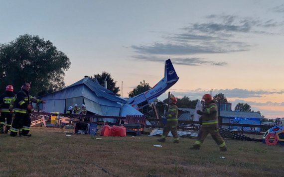 В Польщі літак впав на ангар: занинуло п'ятеро і постраждали 15 осіб