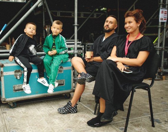 Жена Монатика с двумя детьми находится в Англии