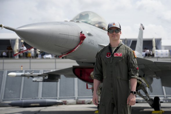Американский пилот Дэвид Браун на выставке «Ле-Бурже» во Франции возле самолета F-16, 20 июня. В августе должны начаться долгожданные учения украинских пилотов на этих самолетах 