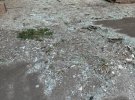 У будівлях Одеси навколо місця руйнування, внаслідок російської атаки, вибиті вікна, багато скла