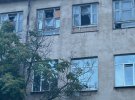 В зданиях Одессы вокруг места разрушения, в результате российской атаки, выбиты окна, много стекла
