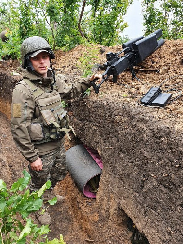 Український солдат із протидронною литовською гвинтівкою EDM4S SkyWiper 