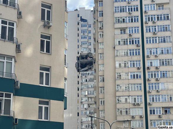 Обломки российской ракеты разрушили жилой дом ЖК "Династия" в Соломенском районе Киева. Пять человек погибли