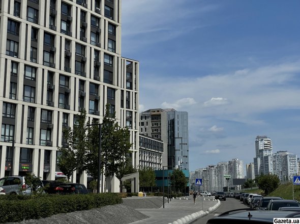 Обломки вражеского дрона попали в ЖК "Славутич" на левом берегу столицы