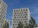 Обломки упали на верхние этажи многоквартирного дома