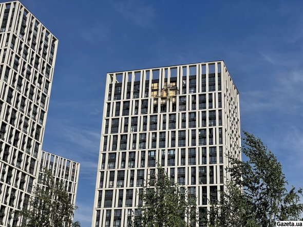 Обломки упали на верхние этажи многоквартирного дома