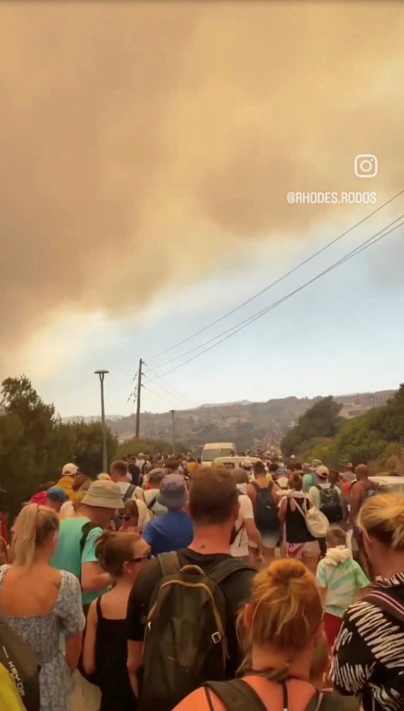 На Родосе эвакуировали туристов от лесного пожара