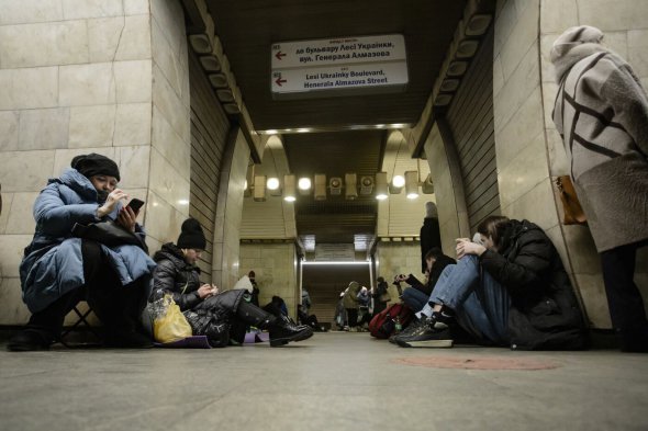 Люди ховаються на станції метро у Києві